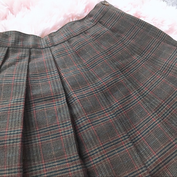90’s Style Mini Pleated Skirt - Picture 3 of 6